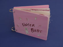 Lade das Bild in den Galerie-Viewer, Scrapbook "Unser Baby" aus Holz und 6 Einlegeseiten Scrapbooks, Fotoalbum scrapbooking, Fotoalbum zum Basteln, Fotoalbum gestalten, Fotoalbuminspiration, Fotoalbum Gestaltungsideen, Fotoalbum diy, Scrapbookideen, Fotoalbum zum Bemalen, Scrapbookideen, Fotoalbum zum Basteln, Fotoalbum zum Bemalen, Scrapbooks, Fotoalbum gestalten, Fotoalbuminspiration, Fotoalbum diy, Fotoalbum Gestaltungsideen, Fotoalbum scrapbooking, MEB 6225