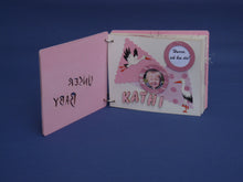 Lade das Bild in den Galerie-Viewer, Scrapbook "Unser Baby" aus Holz und 6 Einlegeseiten Fotoalbum zum Bemalen, Fotoalbuminspiration, Fotoalbum gestalten, Fotoalbum diy, Fotoalbum Gestaltungsideen, Scrapbooks, Fotoalbum scrapbooking, Scrapbookideen, Fotoalbum zum Basteln, Scrapbooks, Fotoalbum diy, Fotoalbum gestalten, Fotoalbum Gestaltungsideen, Fotoalbuminspiration, Fotoalbum zum Bemalen, Fotoalbum zum Basteln, Scrapbookideen, Fotoalbum scrapbooking, MEB 6225