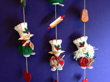 Lade das Bild in den Galerie-Viewer, Weihnachtselfen als Köche aus Filz Bastelidee Weihnachten, Elfen nähen mit Kinder, Bastelset Weihnachten für Kinder, weihnachtliches Bastelset, basteln mit Kindern, Elfen aus Filz basteln, basteln mit Filz, Weihnachtsbäckerei selber basteln, Geschenkidee für Weihnachten, Elfen fädeln zu Weihnachten, Weihnachtsdeko gestalten, Weihnachtsdekoration, Weihnachtsbasteln, WHF 3710SB