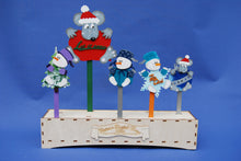 Lade das Bild in den Galerie-Viewer, Schneemann mit Topf aus Holz, Kantenhocker
Schneemannkopf mit Hände und Füße basteln mit Holz, weihnachtliches Bastelset, Schneemann zum setzen malen, Bastelset Weihnachten, Bastelidee Winter, Geschenkidee für Weihnachten, Weihnachtsbasteln, Weihnachtsdeko gestalten, Schneemann aus Holz gestalten, Weihnachtsdekoration, basteln mit Kindern im Winter, Schneemann aus Holz basteln, Schneemann aus Holz basteln, Bastelset Weihnachten, Schneemann zum setzen malen, Geschenkidee für Weihnachten, weihnachtliches Ba