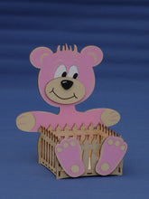 Lade das Bild in den Galerie-Viewer, Teddy mit Körbchen aus Holz Teddys aus Holz einfach basteln, Geschenk zur Geburt, Teddy bemalen, Basteln mit Kindern, Dekoration für Kinderzimmer, Bastelset aus Holz, Bärchen basteln, Tiere basteln, Babygeschenke basteln, Dekoration mit Kinderngestalten, TEB 3124SB