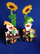 Lade das Bild in den Galerie-Viewer, Zwerg aus Holz, Schlenker-Figur Gartenzwerg aus Holz basteln, Frühjahrsdekoration gestalten, Zwerge zum bemalen, Bastelset für Zwerg, Basteln mit Kindern, Jahrsesdeko basteln, Gartendeko mit Kindern malen, Bastelset aus Holz, Figuren aus Holz basteln, Geschenkideen zum basteln, Dekoration mit Kindern gestalten, Schlenker Figuren aus Holz zum setzen, ZWH 4815SB