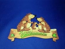 Lade das Bild in den Galerie-Viewer, Igel mit offenen Augen aus Holz