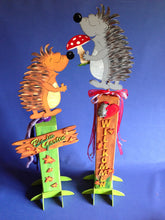 Lade das Bild in den Galerie-Viewer, Schriftzug Bin im Garten aus Holz Schriftzüge bemalen, Herzlich willkommen Schriftzug, Holzkunst, Bastelideen mit Holz, Eingangsschild, Schriftzüge aus Holz, Basteln mit Holz, Schriftzug Bastelartikel, Holzteile bemalen, Schriftzüge bemalen, Holzkunst, Schriftzug Bastelartikel, Eingangsschild, Basteln mit Holz, Herzlich willkommen Schriftzug, Bastelideen mit Holz, Schriftzüge aus Holz, Holzteile bemalen, SZH 9212