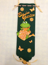 Lade das Bild in den Galerie-Viewer, Schriftzug Bin im Garten aus Holz Herzlich willkommen Schriftzug, Schriftzüge bemalen, Schriftzüge aus Holz, Schriftzug Bastelartikel, Holzkunst, Bastelideen mit Holz, Holzteile bemalen, Eingangsschild, Basteln mit Holz, Schriftzug Bastelartikel, Bastelideen mit Holz, Holzteile bemalen, Schriftzüge bemalen, Herzlich willkommen Schriftzug, Schriftzüge aus Holz, Eingangsschild, Holzkunst, Basteln mit Holz, SZH 9212