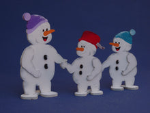 Lade das Bild in den Galerie-Viewer, Schneemann mit Mütze aus Holz, Standfigur Schneemann aus Holz gestalten, Bastelidee Winter, Schneemann zum setzen malen, weihnachtliches Bastelset, basteln mit Holz, Weihnachtsbasteln, Weihnachtsdeko gestalten, Schneemann aus Holz basteln, Weihnachtsdekoration, basteln mit Kindern im Winter, Geschenkidee für Weihnachten, Bastelset Weihnachten, Bastelidee Winter, Bastelset Weihnachten, Weihnachtsbasteln, Schneemann aus Holz basteln, weihnachtliches Bastelset, Weihnachtsdeko gestalten, basteln mit Kindern i