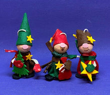 Lade das Bild in den Galerie-Viewer, Wichtel aus Filz Weihnachtsdeko gestalten, weihnachtliches Bastelset, Wichtel aus Filz, Weihnachtsbasteln, basteln mit Filz, Filz nähen mit Kindern, Bastelset für Kinder, Wichtel fädeln mit Kindern, Bastelidee Weihnachten, Geschenkidee für Weihnachten, basteln mit Kindern, Weihnachtsdekoration, Bastelset Weihnachten, Wichtel basteln zu Weihnachten, WHF 3510SB