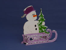 Lade das Bild in den Galerie-Viewer, Schneemann mit Baum und Schlitten aus Holz Geschenkidee für Weihnachten, Schneemann zum setzen malen, Bastelidee Winter, Weihnachtsdeko gestalten, Schneemann aus Holz basteln, Bastelset Weihnachten, basteln mit Holz, Weihnachtsbasteln, weihnachtliches Bastelset, Weihnachtsdekoration, basteln mit Kindern im Winter, Schneemann aus Holz gestalten, Weihnachtsdekoration, basteln mit Kindern im Winter, Weihnachtsbasteln, Bastelidee Winter, Bastelset Weihnachten, Weihnachtsdeko gestalten, Geschenkidee für Weihna
