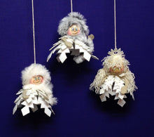 Lade das Bild in den Galerie-Viewer, Eisprinzessin "Trudy" aus Filz Winterdekoration basteln, Deko mit Kindern fädeln, Wintermädchen basteln, Fädeln mit Kindern, Filzfiguren nähen, Eisprinzessin basteln, Fensterfiguren basteln, Figuren aus Filz basteln, Weihnachtsdeko fädeln, BKF 6580SB