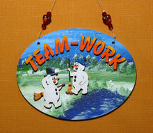 Lade das Bild in den Galerie-Viewer, Schneemann mit Zylinder und Besen aus Holz Schneemann malen, basteln mit Kindern im Winter, Bastelidee Winter, Weihnachtsbasteln, basteln mit Holz, Weihnachtsdekoration, Geschenkidee für Weihnachten, Schneemann aus Holz basteln, Winterdeko selbst gestalten, Schneemann aus Holz gestalten, Weihnachtsdeko gestalten, Schneemann basteln Weihnachten, basteln mit Holz, Schneemann aus Holz basteln, Bastelidee Winter, Weihnachtsbasteln, basteln mit Kindern im Winter, Schneemann basteln Weihnachten, Winterdeko selb