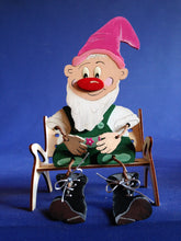 Lade das Bild in den Galerie-Viewer, Zwerg aus Holz, Schlenker-Figur Bastelset aus Holz, Jahrsesdeko basteln, Frühjahrsdekoration gestalten, Dekoration mit Kindern gestalten, Zwerge zum bemalen, Geschenkideen zum basteln, Basteln mit Kindern, Bastelset für Zwerg, Figuren aus Holz basteln, Schlenker Figuren aus Holz zum setzen, Gartendeko mit Kindern malen, Gartenzwerg aus Holz basteln, ZWH 4815SB