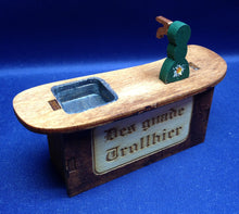 Lade das Bild in den Galerie-Viewer, Theke aus Holz Theke für Fairy House, Brezenständer aus Holz, Holzartikel zum Basteln , Wichtelhaus , Theke aus Holz, Wichtel als Koch aus Holz, Fairyhouse Landschaften , Wichtelhausbasteln, Fairyhouse , Wichtellandschaft, Fairyhousezumbasteln , Holzartikel zum Bemalen , Bastelideen für fairy house , WHL 6553SB