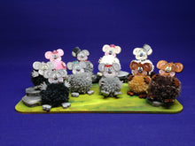 Lade das Bild in den Galerie-Viewer, Pompom Mäuschen aus Holz Bastelset für den Bauenhof, Bastelset aus Holz, gestalten, Jahresdeko basteln, Mäuse bemalen, Basteln mit Kindern, Puschel gestalten, Pompom Tiere aus Holz, Bommel-Tiere basteln, Dekoration mit Kindern, WMA 3603SB