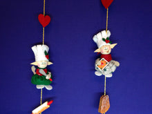 Lade das Bild in den Galerie-Viewer, Weihnachtselfen als Köche aus Filz Weihnachtsdeko gestalten, Elfen nähen mit Kinder, Elfen aus Filz basteln, Bastelset Weihnachten für Kinder, weihnachtliches Bastelset, Bastelidee Weihnachten, Weihnachtsbasteln, Geschenkidee für Weihnachten, Weihnachtsdekoration, basteln mit Kindern, basteln mit Filz, Elfen fädeln zu Weihnachten, Weihnachtsbäckerei selber basteln, WHF 3710SB