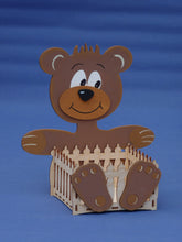 Lade das Bild in den Galerie-Viewer, Teddy mit Körbchen aus Holz Babygeschenke basteln, Tiere basteln, Bastelset aus Holz, Geschenk zur Geburt, Bärchen basteln, Dekoration für Kinderzimmer, Dekoration mit Kinderngestalten, Basteln mit Kindern, Teddy bemalen, Teddys aus Holz einfach basteln, TEB 3124SB