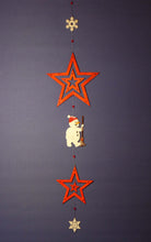 Lade das Bild in den Galerie-Viewer, Stern als Mobile aus Holz Bastelidee Winter, Sterne malen, Sterne basteln Weihnachten, Weihnachtsbasteln, Winterdeko selbst gestalten, basteln mit Kindern im Winter, Sterne aus Holz basteln, Geschenkidee für Weihnachten, Deko mit Sternen aus Holz gestalten, Weihnachtsdekoration, basteln mit Holz, Weihnachtsdeko gestalten, basteln mit Kindern im Winter, Weihnachtsdeko gestalten, basteln mit Holz, Bastelidee Winter, Weihnachtsdekoration, Sterne malen, Winterdeko selbst gestalten, Sterne basteln Weihnachten,