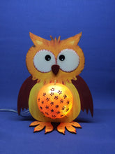Lade das Bild in den Galerie-Viewer, Eule aus Holz mit Acrylkugelbauch zum Beleuchten Tiere aus Holz gestalten, Jahresdeko basteln, Nachtlicht für Kinder basteln, Bastelset Eulen, Dekoration mit Kindern gestalten, Deko gestalten, Bastelset aus Holz, Eulen bemalen, Bastelidee für Kinder, Tiere basteln mit Holz, Basteln mit Kindern, Tiere für Lichterketten basteln, Tiere für Lichterketten basteln, Jahresdeko basteln, Tiere aus Holz gestalten, Eulen bemalen, Bastelidee für Kinder, Basteln mit Kindern, Bastelset Eulen, Deko gestalten, Nachtlicht