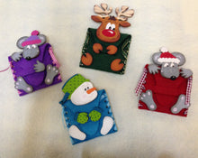 Lade das Bild in den Galerie-Viewer, Schneemann mit Topf aus Holz, Kantenhocker
Schneemannkopf mit Hände und Füße Geschenkidee für Weihnachten, Schneemann zum setzen malen, Schneemann aus Holz basteln, Weihnachtsdekoration, Schneemann aus Holz gestalten, Weihnachtsbasteln, basteln mit Kindern im Winter, Bastelset Weihnachten, weihnachtliches Bastelset, basteln mit Holz, Weihnachtsdeko gestalten, Bastelidee Winter, basteln mit Holz, Schneemann aus Holz gestalten, weihnachtliches Bastelset, Schneemann aus Holz basteln, Bastelset Weihnachten, S