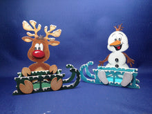 Lade das Bild in den Galerie-Viewer, Schneemann "Snowy" mit Schlitten aus Holz Bastelidee Winter, Weihnachtsdekoration, basteln mit Holz, Schneemann aus Holz basteln, Weihnachtsdeko gestalten, Weihnachtsbasteln, Geschenkidee für Weihnachten, Schneemann zum setzen malen, Schneemann aus Holz gestalten, basteln mit Kindern im Winter, weihnachtliches Bastelset, Bastelset Weihnachten, Weihnachtsbasteln, basteln mit Holz, Schneemann aus Holz basteln, Weihnachtsdekoration, Bastelset Weihnachten, weihnachtliches Bastelset, Schneemann aus Holz gestal