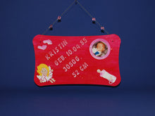Lade das Bild in den Galerie-Viewer, Schild zum Geburtstag, Schilder zum Basteln, Basteln mit Holz für Kinder, Basteln mit Holz, Schild fürs Kinderzimmer, Holzideen , Holz bemalen, Schild zur Taufe, Bilderrahmen aus Holz, Türschild, Schilder aus Holz, Schild zur Hochzeit basteln, Schild zur Geburt, Schilder für den Eingang, RBU 4008
