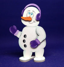 Lade das Bild in den Galerie-Viewer, Schneemann mit Ohrenwärmer aus Holz, Standfigur Schneemann aus Holz basteln, Weihnachtsbasteln, basteln mit Holz, Schneemann zum setzen malen, basteln mit Kindern im Winter, Weihnachtsdeko gestalten, weihnachtliches Bastelset, Bastelidee Winter, Bastelset Weihnachten, Geschenkidee für Weihnachten, Schneemann aus Holz gestalten, Weihnachtsdekoration, Schneemann zum setzen malen, weihnachtliches Bastelset, basteln mit Holz, Schneemann aus Holz gestalten, Weihnachtsbasteln, Weihnachtsdekoration, Weihnachtsde