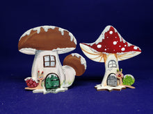 Lade das Bild in den Galerie-Viewer, Pilze zum Stellen mit Tiere aus Holz (4erSet) Streuteile Holz, Holzteile bemalen, Herbstdeko selbst gestalten, Streuteile diy, Kleine Holzteile, Basteln mit Holz, Dekoration für den Herbst basteln, Basteln mit Holzteile, Fliegenpilz zum Bemalen, Basteln mit Holz für Kinder, Pilze zum Basteln, Pilze aus Holz, Holzteile, VGH 5910SB
