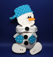 Lade das Bild in den Galerie-Viewer, Schneemann aus Filz mit Säckchenbauch zum Nähen Nähen für Kinder, Geschenkidee Weihnachten, Schneemänner nähen, Nähen mit Kindern, Weihnachtsgeschenke nähen, Weihnachtsgeschenke, Bastelideen aus Filz, Schneemann Nähset, Weihnachtsbasteln, Geschenkidee Nikolaus, Schneemänner basteln, Basteln mit Kindern Winter, Bastelideen Nikolaus, Basteln mit Kindern Weihnachten einfach, Nähen für Anfänger, Geschenkidee Weihnachten, Schneemann Nähset, Weihnachtsbasteln, Weihnachtsgeschenke nähen, Geschenkidee Nikolaus, W