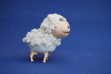 Lade das Bild in den Galerie-Viewer, Schaf Bastelsets zum Trockenfilzen / Nadelfilzen Bastelideen zum Filzen, Filzset, Tiere trocken filzen, Nadelfizen, Schaf zum Filzen, Filzen mit Kindern, Basteln mit Filz, Basteln mit Kindern, Lustige Figuren zum Filzen, RGH 7506SB