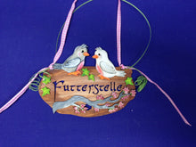 Lade das Bild in den Galerie-Viewer, Schild mit Ausschnitt "Futterstelle" aus Holz Schilder für den Eingang, Schild fürs Kinderzimmer, Schild zum Geburtstag, Holz bemalen, Holzideen , Schilder zum Basteln, Basteln mit Holz, Schild zur Geburt, Schild zur Hochzeit basteln, Schilder aus Holz, Türschild, Basteln mit Holz für Kinder, Schild zur Taufe, BAH 7716