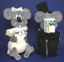 Lade das Bild in den Galerie-Viewer, Mäusepaar aus Filz mit Säckchen zum Nähen Maus zum Nähen, Geschenkidee zur Hochzeit, Maus zum selbermachen, Maus Nähset, Nähen für Anfänger, Maus zum Basteln, Nähen für Hochzeit, Geschenkidee, Bastelidee Silberne Hochzeit, Hochzeitsgeschenk selber machen, Bastelidee Goldene Hochzeit, Hochzeitsgeschenk, Bastelideen aus Filz, NMA 4606SB