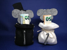 Lade das Bild in den Galerie-Viewer, Mäusepaar aus Filz mit Säckchen zum Nähen Maus zum selbermachen, Maus zum Basteln, Maus zum Nähen, Hochzeitsgeschenk selber machen, Bastelideen aus Filz, Bastelidee Goldene Hochzeit, Hochzeitsgeschenk, Nähen für Anfänger, Nähen für Hochzeit, Geschenkidee zur Hochzeit, Maus Nähset, Bastelidee Silberne Hochzeit, Geschenkidee, NMA 4606SB