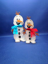 Lade das Bild in den Galerie-Viewer, Schneemann "Snowy" aus Holz, Standfigur Geschenkidee für Weihnachten, Weihnachtsdeko gestalten, Bastelset Weihnachten, Weihnachtsbasteln, Schneemann zum setzen malen, basteln mit Holz, weihnachtliches Bastelset, basteln mit Kindern im Winter, Schneemann aus Holz gestalten, Bastelidee Winter, Schneemann aus Holz basteln, Weihnachtsdekoration, Weihnachtsdeko gestalten, basteln mit Kindern im Winter, Schneemann zum setzen malen, basteln mit Holz, Weihnachtsbasteln, weihnachtliches Bastelset, Schneemann aus H