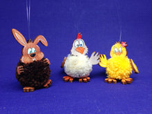 Lade das Bild in den Galerie-Viewer, Pompom Oster Figuren aus Holz gestalten, Hasen bemalen, Bommel-Tiere basteln, Oster-Deko mit Kindern, Puschel-Figuren zu Ostern, Küken und Gockel basteln, gestalten, Frühjahrsdeko basteln, Bastelset aus Holz, Basteln mit Kindern, Pompom Tiere aus Holz, WHS 8304SB