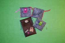 Lade das Bild in den Galerie-Viewer, Dirndl als Knopf 3 cm Knöpfe zum Bemalen, Knopf zum Basteln, Dirndl Knopf, Knopf aus Holz, Knopf zum Nähen, Knöpfe, Knöpfe zum Dekorieren, Knöpfe mit Gesicht, Tiereknöpfe, Holzknopf, BUH 7803