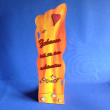 Lade das Bild in den Galerie-Viewer, Schild in Brettoptik mit Ständer (Stele) aus Holz  Basteln mit Holz, Basteln mit Holz für Kinder, Schild zur Taufe, Holzideen , Holz bemalen, Schild zur Hochzeit basteln, Schilder für den Eingang, Türschild, Schild fürs Kinderzimmer, Schild zur Geburt, Schilder zum Basteln, Schilder aus Holz, Schild zum Geburtstag,  Schilder für den Eingang, Basteln mit Holz, Schild zur Geburt, Holzideen , Schilder zum Basteln, Türschild, Basteln mit Holz für Kinder, Schild zur Taufe, Schild fürs Kinderzimmer, Schild zum G