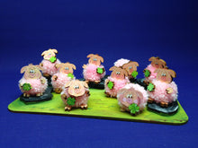 Lade das Bild in den Galerie-Viewer, Pompom Schweinchen aus Holz Basteln mit Kindern, Schweine basteln, gestalten, Bommel-Tiere basteln, Jahrsesdeko basteln, Glückbringer gestalten, Pompom Tiere aus Holz, Dekoration mit Kindern, Bastelset aus Holz, Bastelset für Bauernhof, Schweinchen bemalen, WPO 9703SB