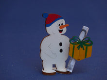 Lade das Bild in den Galerie-Viewer, Schneemann mit Mütze aus Holz, Standfigur basteln mit Kindern im Winter, Bastelidee Winter, Weihnachtsdeko gestalten, basteln mit Holz, Bastelset Weihnachten, Weihnachtsdekoration, Weihnachtsbasteln, Geschenkidee für Weihnachten, Schneemann zum setzen malen, Schneemann aus Holz basteln, weihnachtliches Bastelset, Schneemann aus Holz gestalten, Schneemann zum setzen malen, Geschenkidee für Weihnachten, basteln mit Holz, Weihnachtsbasteln, Schneemann aus Holz gestalten, Weihnachtsdeko gestalten, Weihnachtsd
