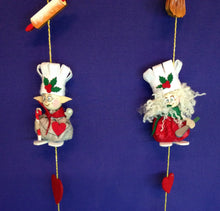 Lade das Bild in den Galerie-Viewer, Weihnachtselfen als Köche aus Filz Weihnachtsdekoration, Bastelidee Weihnachten, Elfen aus Filz basteln, Bastelset Weihnachten für Kinder, Weihnachtsbäckerei selber basteln, basteln mit Filz, Weihnachtsbasteln, weihnachtliches Bastelset, Elfen nähen mit Kinder, Geschenkidee für Weihnachten, basteln mit Kindern, Weihnachtsdeko gestalten, Elfen fädeln zu Weihnachten, WHF 3710SB