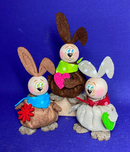 Lade das Bild in den Galerie-Viewer, Hasen zum Fädeln aus Filz Basteln für Osterdeko, Basteln zu Ostern mit Kindern, Osterdekoration aus Filz gestalten, Nähen mit Kindern, Osterbasteln mit Kindern einfach, Hasen aus Filz zum Basteln, Osterbasteln einfach mit Kindern, Osterdeko selbst gestalten, Ostergeschenk selber basteln, Ostereier gestalten, Bastelset Hasen aus Filz, Bastelideen für Ostern, Osterhasen aus Filz fädeln,   HSF 6910SB