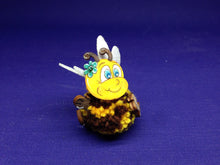 Lade das Bild in den Galerie-Viewer, Pompom Bienen aus Holz Bommel-Tiere basteln, Bienchen bemalen, Bienen basteln, Basteln mit Kindern, Dekoration mit Kindern, Bastelset aus Holz, Frühjahrsdeko basteln, Pompom Tiere aus Holz, gestalten,   WBI 4303SB