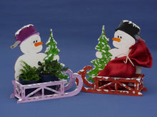 Lade das Bild in den Galerie-Viewer, Schneemann mit Baum und Schlitten aus Holz weihnachtliches Bastelset, Schneemann aus Holz gestalten, Geschenkidee für Weihnachten, Weihnachtsdekoration, Bastelset Weihnachten, Bastelidee Winter, Schneemann aus Holz basteln, Weihnachtsdeko gestalten, Schneemann zum setzen malen, basteln mit Kindern im Winter, Weihnachtsbasteln, basteln mit Holz, weihnachtliches Bastelset, basteln mit Holz, Schneemann aus Holz gestalten, basteln mit Kindern im Winter, Schneemann aus Holz basteln, Geschenkidee für Weihnachte