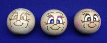 Lade das Bild in den Galerie-Viewer, Mädchen Holzkugel mit Gesicht, Basteln mit Kinder, Gesicht, Gesichter für Blumenkinder, Zubehör Blumenkinder, Kinderbasteln, Kugel mit Gesicht, Kinderbasteln, Holzkugel mit Gesicht, Zubehör Blumenkinder, Basteln mit Kinder, Kugel mit Gesicht, Gesicht, Gesichter für Blumenkinder, KUG 3625