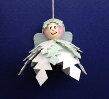 Lade das Bild in den Galerie-Viewer, Engel aus Filz; eisblau Filzfiguren nähen, Figuren aus Filz basteln, Winterdekoration basteln, Weihnachtsdeko fädeln, Engel mit Kindern gestalten, Deko mit Kindern fädeln, Fädeln mit Kindern, Engel basteln, Engel aus Filz basteln, Fensterfiguren basteln, ENF 6380SB