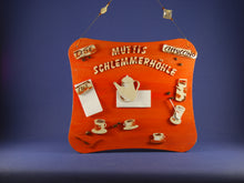 Lade das Bild in den Galerie-Viewer, Basteln mit Kindern, Holzteile bemalen, Geschenk zum Geburtstag, Deco Küche, Kaffeetasse mit Schriftzug Cafe aus Holz, Streuteile Holz, Karte zum Geburtstag basteln, Deco für Gartenparty, Einladungskarten basteln, Dirnd Trachtenhut aus Holz, Streuteile basteln, Basteln mit Holzteilen, Oktoberfestdeko, Kaffeetasse zum Basteln, Tischdeko selber machen, Kleine Holzteile, Holzteilechen, Basteln mit Holz, Streuteile diy, Holzteile zum Selbstgestalten, CAH 8508