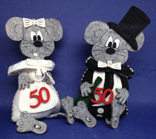 Lade das Bild in den Galerie-Viewer, Mäusepaar aus Filz mit Säckchen zum Nähen Hochzeitsgeschenk, Maus zum Basteln, Geschenkidee zur Hochzeit, Nähen für Anfänger, Maus Nähset, Maus zum Nähen, Bastelideen aus Filz, Hochzeitsgeschenk selber machen, Nähen für Hochzeit, Bastelidee Goldene Hochzeit, Maus zum selbermachen, Geschenkidee, Bastelidee Silberne Hochzeit, NMA 4606SB