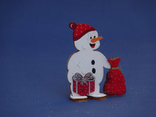 Lade das Bild in den Galerie-Viewer, Schneemann mit Mütze aus Holz, Standfigur Bastelidee Winter, basteln mit Holz, Schneemann aus Holz basteln, Schneemann zum setzen malen, basteln mit Kindern im Winter, Schneemann aus Holz gestalten, Geschenkidee für Weihnachten, Weihnachtsdeko gestalten, Weihnachtsdekoration, Bastelset Weihnachten, weihnachtliches Bastelset, Weihnachtsbasteln, Bastelidee Winter, Schneemann aus Holz gestalten, Schneemann aus Holz basteln, Schneemann zum setzen malen, weihnachtliches Bastelset, Weihnachtsdeko gestalten, bas