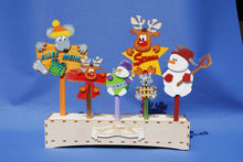 Lade das Bild in den Galerie-Viewer, Schneemann mit Topf aus Holz, Kantenhocker
Schneemannkopf mit Hände und Füße Geschenkidee für Weihnachten, Schneemann aus Holz gestalten, weihnachtliches Bastelset, Schneemann zum setzen malen, basteln mit Holz, Schneemann aus Holz basteln, Weihnachtsdeko gestalten, Bastelidee Winter, basteln mit Kindern im Winter, Weihnachtsdekoration, Bastelset Weihnachten, Weihnachtsbasteln, Weihnachtsdeko gestalten, Bastelset Weihnachten, Schneemann aus Holz gestalten, Schneemann aus Holz basteln, weihnachtliches Bast