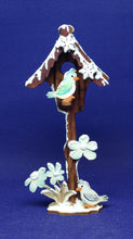 Lade das Bild in den Galerie-Viewer, Vogelhäuschen zum Hinstellen ca. 15cm aus Holz Basteln mit Holz für Kinder, Vogelhaus gestalten, Basteln mit Holz, Holz bemalen Acryl, Bastel Ideen , Basteln mit Holz, Kleine Holzteile, Vogelhaus bemalen, Holz kunst, Holzteile bemalen, Basteln mit holzteile, VSH 5115SB