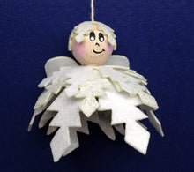 Lade das Bild in den Galerie-Viewer, Engel aus Filz; weiss Engel mit Kindern gestalten, Fädeln mit Kindern, Filzfiguren nähen, Figuren aus Filz basteln, Weihnachtsdeko fädeln, Fensterfiguren basteln, Engel basteln, Deko mit Kindern fädeln, Engel aus Filz basteln, Winterdekoration basteln,   ENF 6180SB