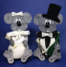 Lade das Bild in den Galerie-Viewer, Mäusepaar aus Filz mit Säckchen zum Nähen Nähen für Anfänger, Bastelidee Goldene Hochzeit, Bastelideen aus Filz, Maus zum selbermachen, Geschenkidee zur Hochzeit, Maus zum Nähen, Hochzeitsgeschenk, Geschenkidee, Hochzeitsgeschenk selber machen, Maus Nähset, Bastelidee Silberne Hochzeit, Nähen für Hochzeit, Maus zum Basteln, NMA 4606SB